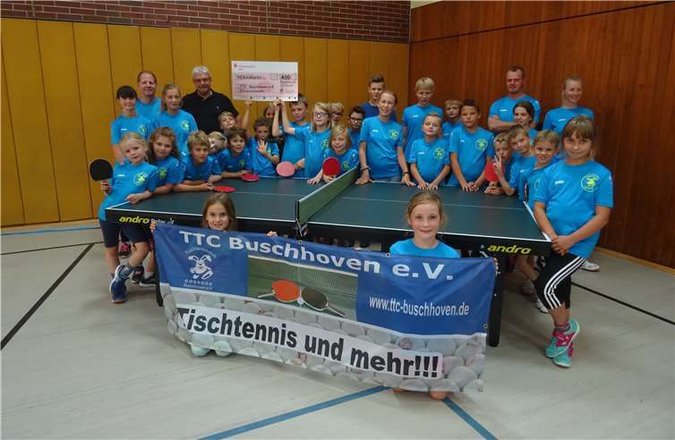 Die Kinder und Jugendlichen des TTC Buschhoven freuen sich über die SpendeFoto: privat