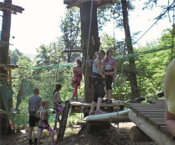 Die Kinder und Jugendlichen hatten auch im Kletterpark ihren Spaß.