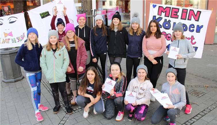 Die Kinder und Jugendlichen hatten kreative Transparente zu „One Billion Rising“ hergestellt.Foto: DU