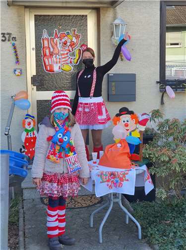 Die Kinder und Jugendlichen konnten sich einen Sportbeutel mit „Fastelovend to go“ abholen. Fotos: privat