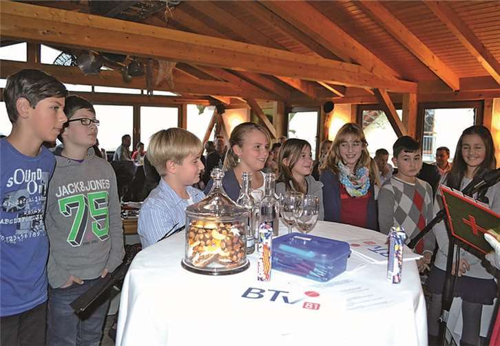 Die Kinder und Jugendlichen lauschten gespannt den Worten des Nikolaus‘. privat