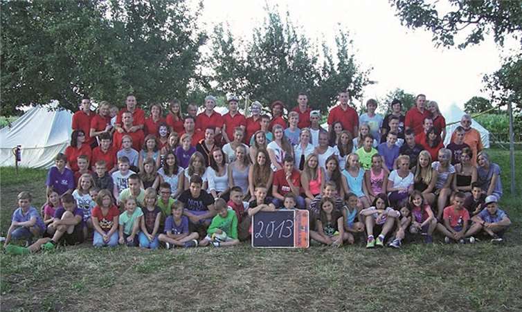 Die Kinder und Jugendlichen mit ihren Betreuern im Zeltlager im Schwarzwald. privat