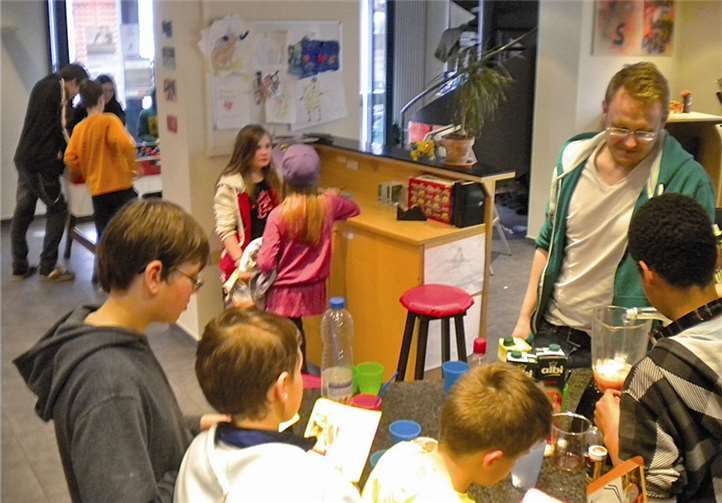 Die Kinder und Jugendlichen mixten sich frische, alkoholfreie Cocktails. privat