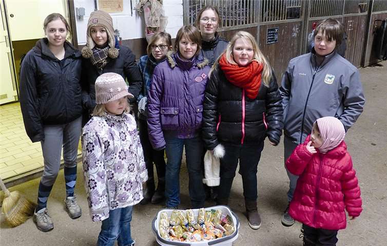 Die Kinder und Jugendlichen nach der Ostersuche mit ihrem Schatz.privat
