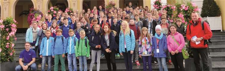Die Kinder und Jugendlichen trotzten dem schlechten Wetter und hatten viel Spaß im Vergnügungspark. VR-BANK