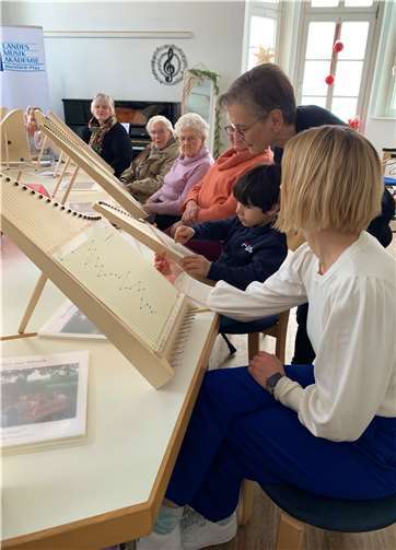 Die Kinder und Senioren waren von den zarten Klängen der Zupfinstrumente begeistert.  Foto: privat