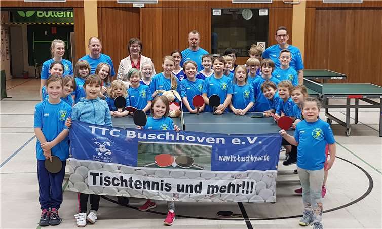 Die Kinder und Trainer des TTC Buschhoven mit Firmeninhaberin Gisela Hein. Foto: privat