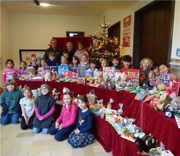 Die Kinder und Vertreter der Tafel bei der Spendenübergabe.Foto: privat