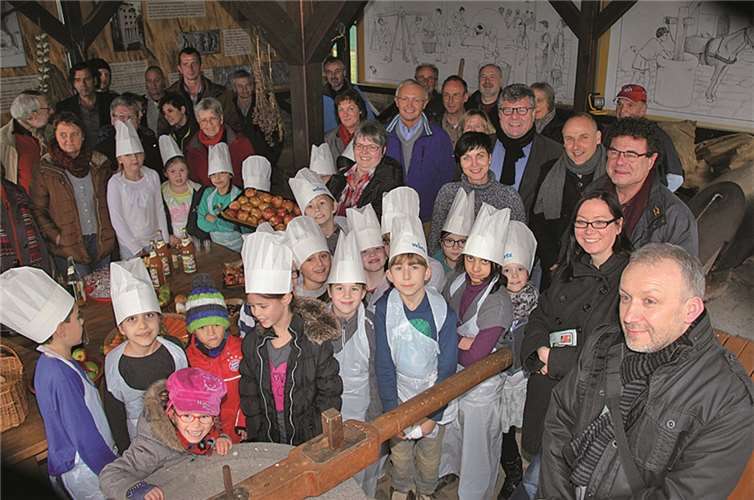 Die Kinder und alle Verantwortlichen erlebten ein rundum gelungenes Bratapfelfest.STUHA