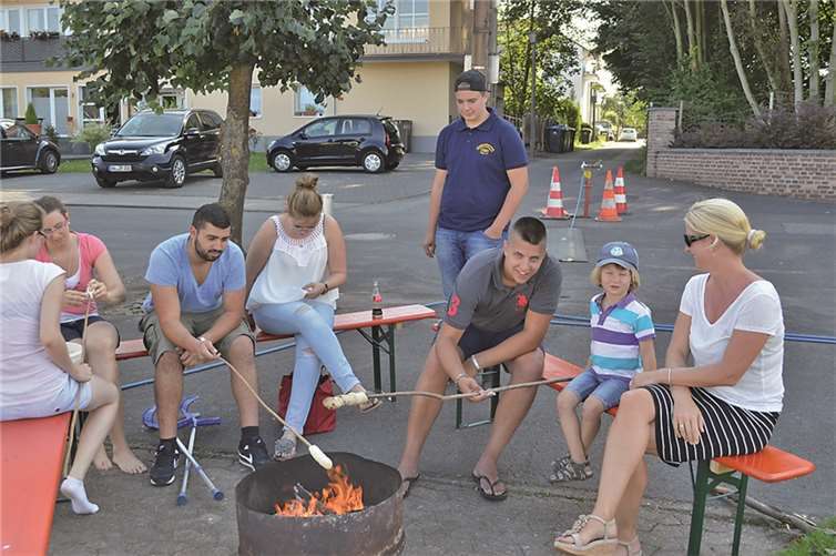 Die Kinder und auch die Großen hatten Freude beim Stockbrotbacken über dem Grillfeuer.