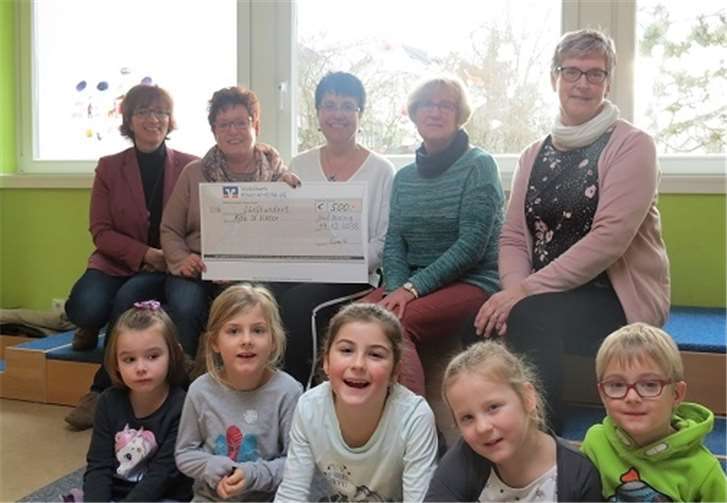 Die Kinder und das Erzieherteam nahmen diese zusätzliche Finanzspritze natürlich gern in Empfang.privat