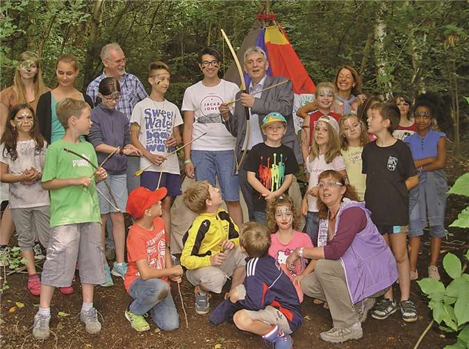 Die Kinder und der Bürgermeister haben Spaß am Indianer sein. privat