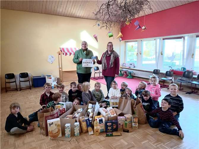 Die Kinder und der Leiterin Susanne Kny übergaben die Spenden an Frau Terzer-Rösner.  Foto: privat