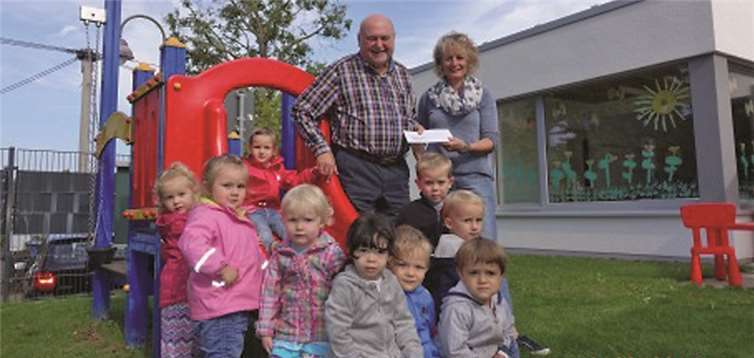 Die Kinder und die Kindergartenleiterin freuten sich über die Spende.privat