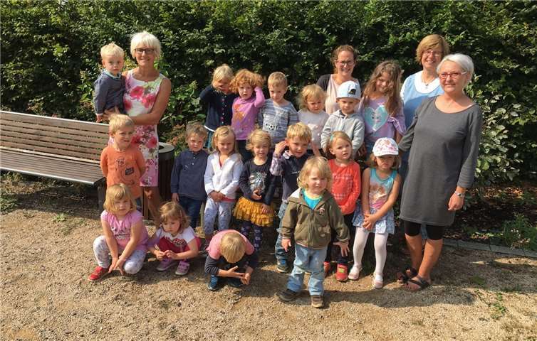 Die Kinder und die Kolleginnen verabschiedeten Maria Wölbert nach fast 40 Dienstjahren. privat