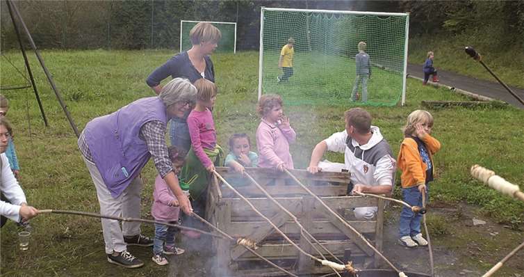 Die Kinder und ihre Angehörigen hatten beim Herbstfeuer viel Freude. Privat