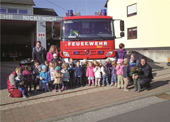 Die Kinder und ihre Erzieherinnen besuchten die Nickenicher Feuerwehr. privat
