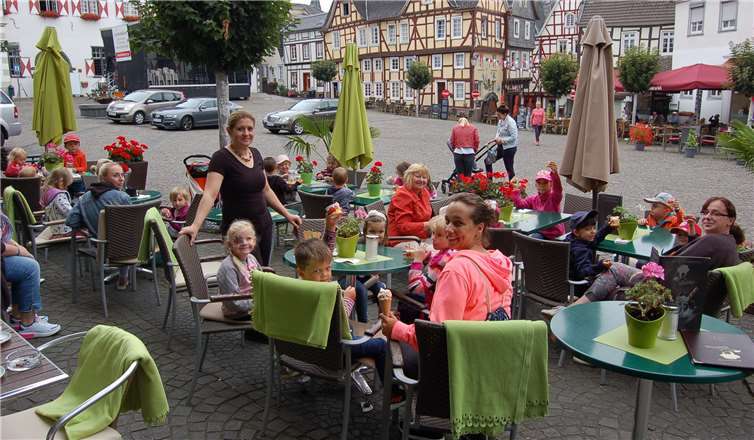 Die Kinder und ihre Erzieherinnen ließen sich das Eis schmecken. Foto: privat