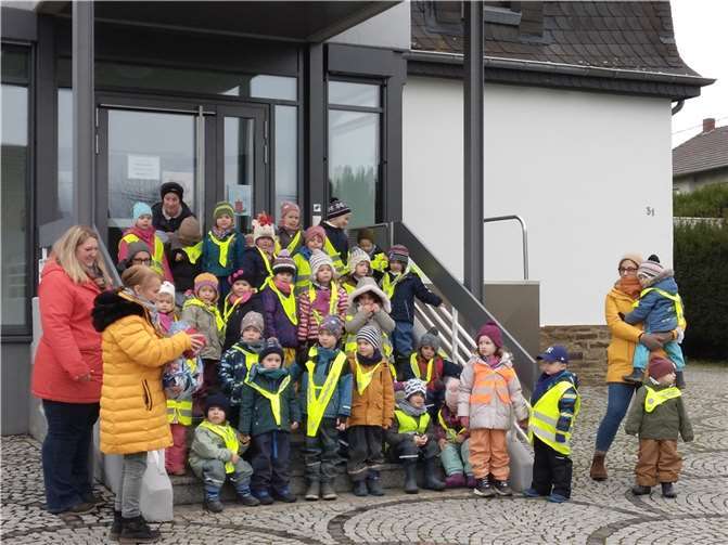 Die Kinder und ihre Erzieherinnen verlegten ihren Auftritt nach draußen. Foto: privat