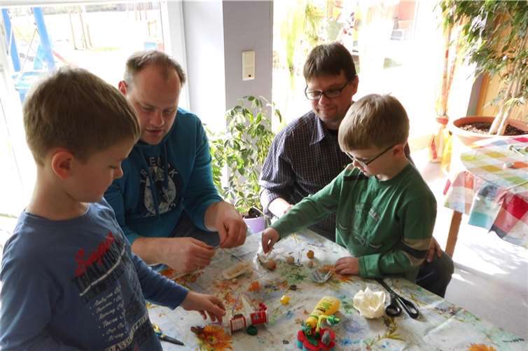 Die Kinder und ihre Väter ließen beim basteln der Kreativität ihren freien lauf.Privat