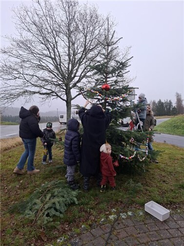 Die Kinder, unterstützt von ihren Eltern, schmückten den Baum mit den über die Jahre entstandenen Bastelarbeiten sowie den in diesem Jahr gefertigten Kunstwerken.