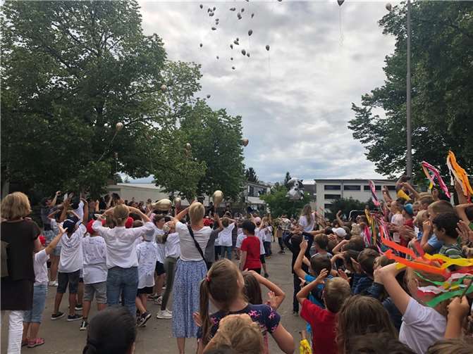 Die Kinder verabschieden sich von ihrer Grundschulzeit und lassen Luftballons fliegen. Quelle: KGS Meckenheim