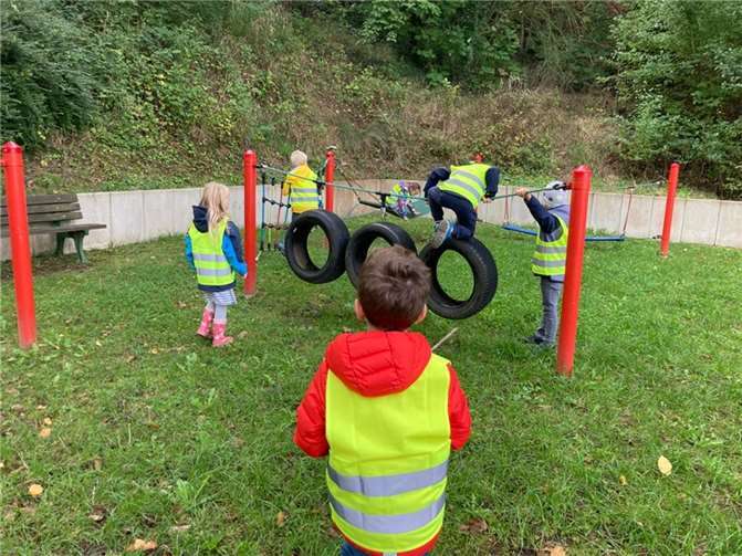 Die Kinder verbanden Bewegung und Farbenspiel.  Fotos: privat