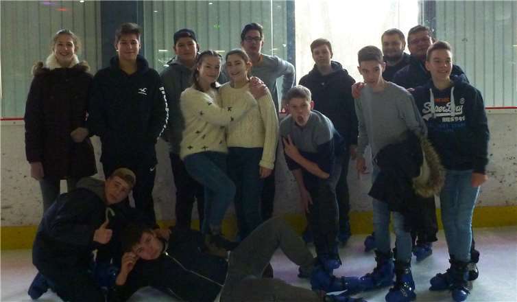 Die Kinder verbrachten ein paar schöne Stunden auf dem Eis.privat