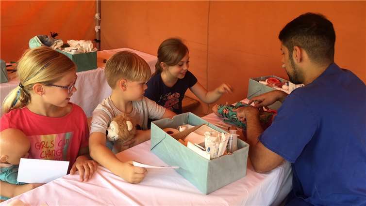 Die Kinder verfolgen jeden Handgriff im Behandlungsraum. Privat