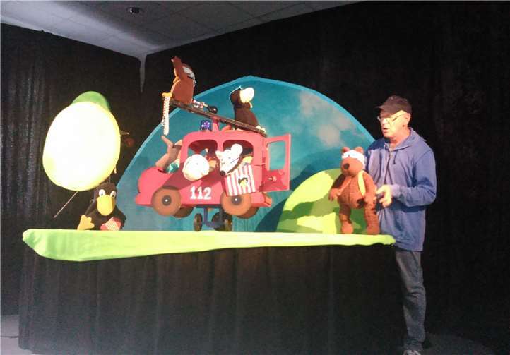 Die Kinder verfolgen mit großen Augen, wie der kleine Rabe Socke auf gemeine Art und Weise den Tieren ihre wichtigsten Gegenstände klaute. Foto: privat