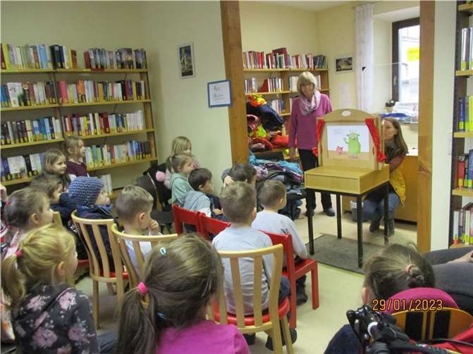 Die Kinder verfolgten aufmerksam das bunte Programm.  Fotos: privat