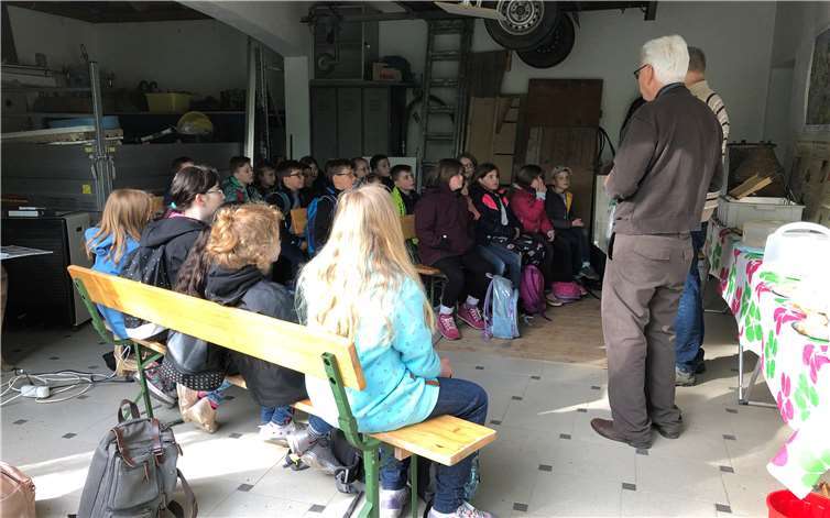 Die Kinder verfolgten den Film und die Erklärungen von Herrn Siegert mit großem Interesse.Foto: privat
