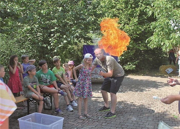 Die Kinder verfolgten gespannt das „Kinderstadt Spectaculum - Leben im Mittelalter“.privat
