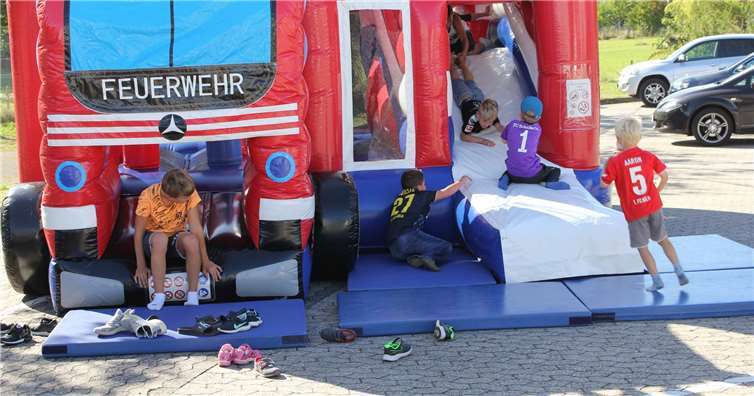 Die Kinder vergnügten sich auf der Hüpfburg.Fotos: WER