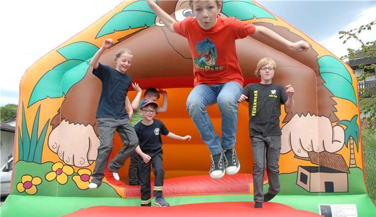 Die Kinder vergnügten sich beim Fest auf der gesperrten Straße vor dem Gerätehaus in der Hüpfburg.KER