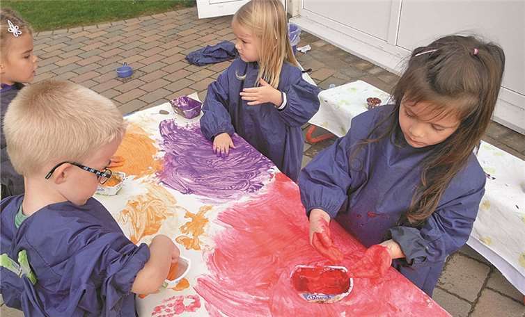 Die Kinder vermischten Farbe mit Kleister. privat