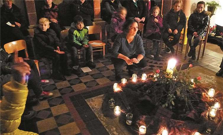 Die Kinder versammelten sich um einen gesteckten Dornenbusch. privat