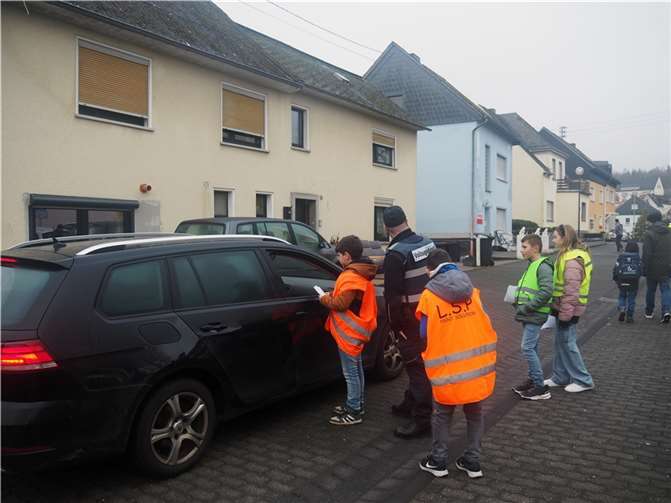 Die Kinder verteilten Flyer, um Autofahrerinnen und Autofahrer für die Thematik zu sensibilisieren.
