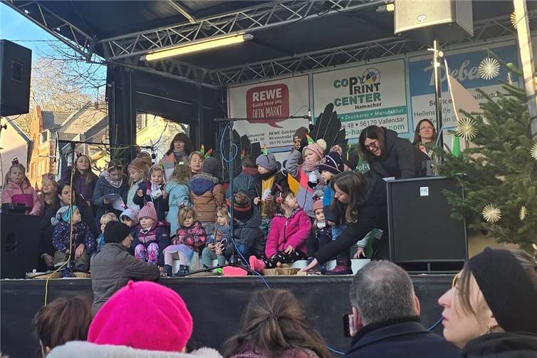 Die Kinder vom Haus für Kinder Vallendar eröffneten den Weihnachtsmarkt.Foto: privat