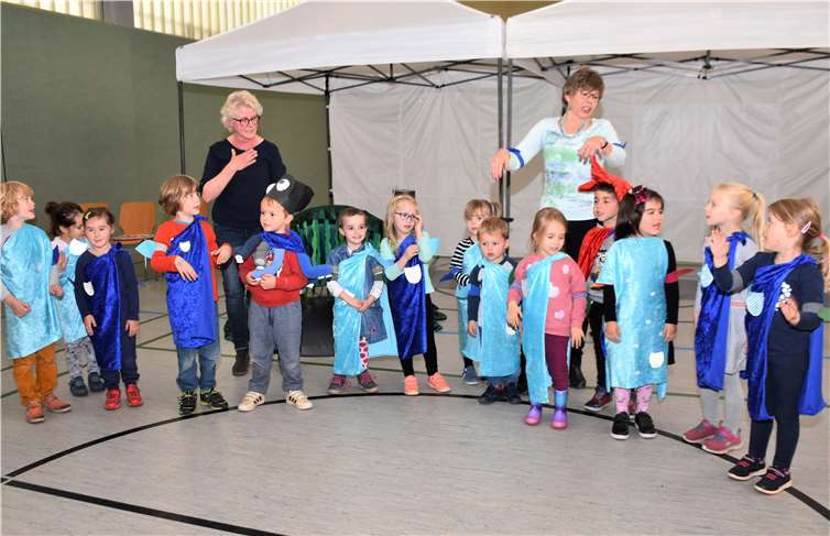 Die Kinder vom Kindergarten „Summsemann“ begeisterten die Senioren in Queckenberg.