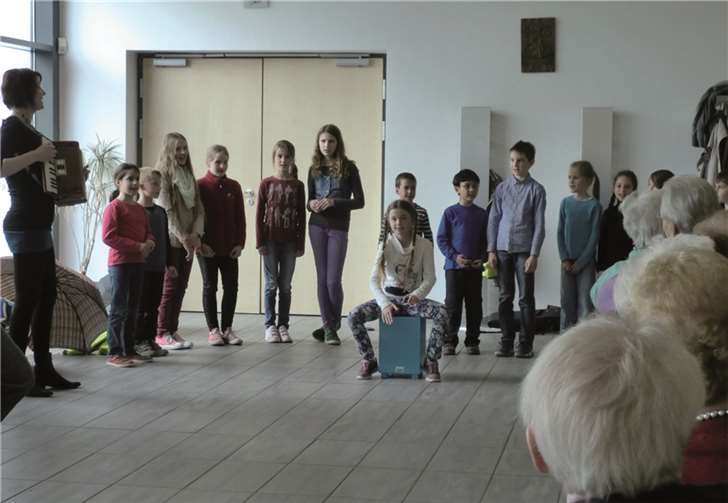 Die Kinder von Helena’s Musikschule bei der Vorstellung ihrer neuen Errungenschaft im Foyer des Urberer Bürgerhauses. privat