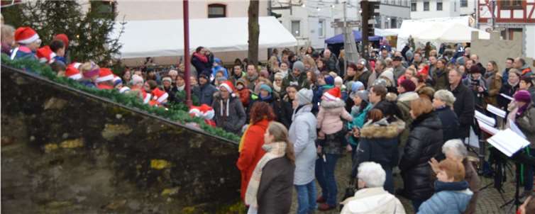 Die Kinder von KITA und Grundschule sangen Weihnachtslieder.