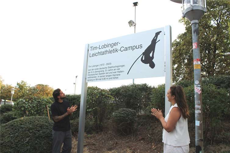 Die Kinder von Tim Lobinger, Fee und Lex-Tyger Lobinger, enthüllten die neue Gedenktafel am Tim-Lobinger-Leichtathletik Campus. Fotos: DU
