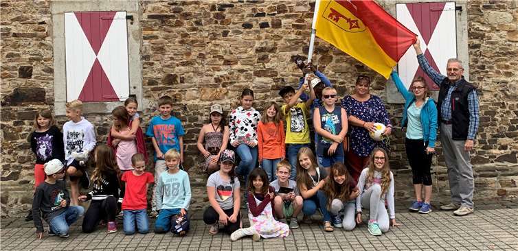 Die Kinder vor dem Zehnthaus.Fotos: privat