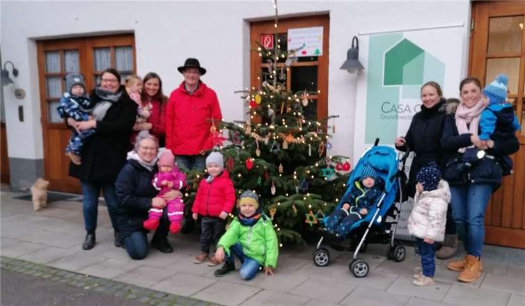 Die Kinder vor dem geschmückten Baum.Foto: privat