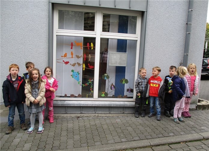 Die Kinder vor dem geschmückten Fenster der Westerwaldbank.