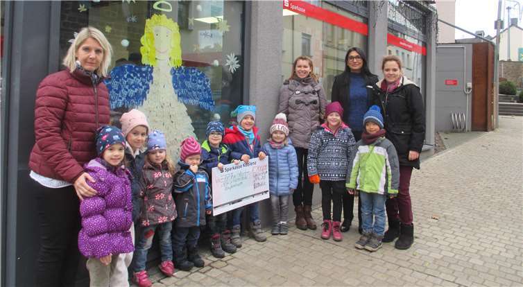 Die Kinder vor dem geschmückten Schaufenster.Privat