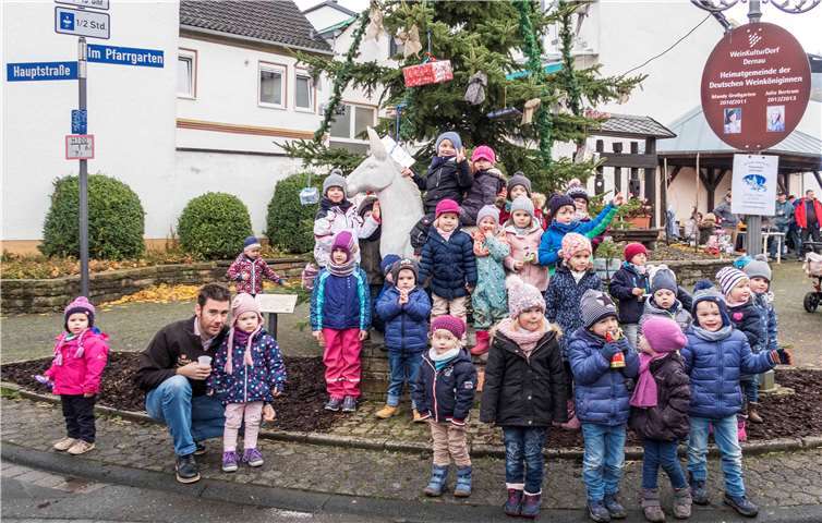 Die Kinder vor dem liebevoll geschmückten Weihnachtsbaum. Foto: Bernd Schreiner