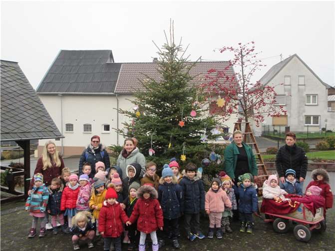 Die Kinder vor dem selbst geschmückten Weihnachtsbaum. Quelle: Ev. Kindergarten Rüscheid