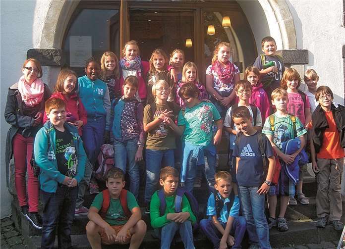 Die Kinder vor der Bäckerei, in der sie den Mitarbeitern „über die Schulter“ schauen durften.privat